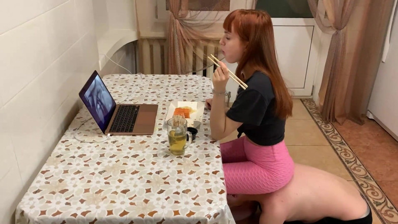 Petite Princesses Femdom: Kira có bữa tối trong nhà bếp sử dụng bạn...