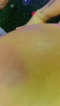 Anal-fick-session mit einem großen dildo für eine schöne geile hure