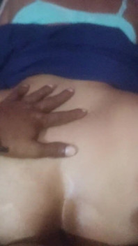 La mia ragazza massaggia il corpo del sesso anale con un caldo alla pecorina