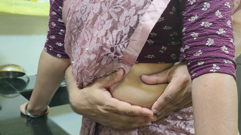 Vaigavarun45: Saree kalça basını göbek romantizmi