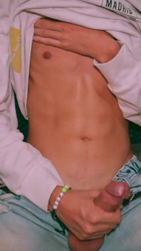 Sexig mager Twink Magic C runkar hans stora kuk och skjuter hans sperma på ditt ansikte