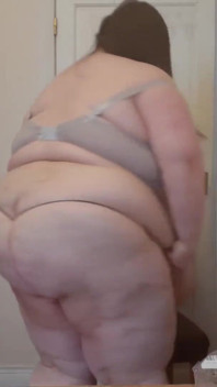 SSBBw przymierza stringi G pokazuje tłuste ciało