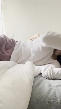 Les pieds de ma dominatrice m’écrasent, me giflent tellement avec ses pieds que je me masturbe