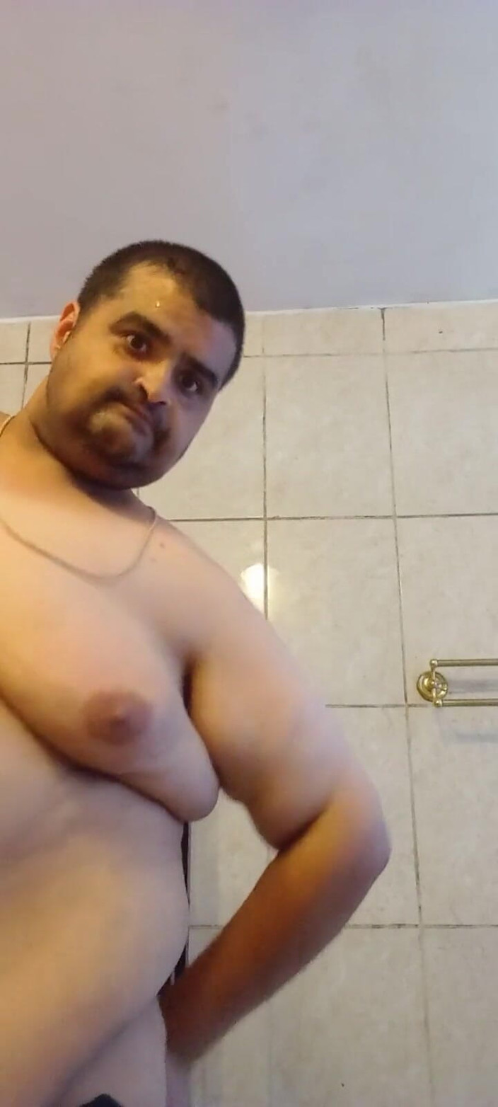 Chubbytits16: Ik heb een man nodig die mijn maagdelijkheid neemt