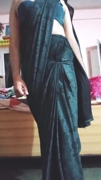 Indisk Gay Crossdresser Gaurisissy ser het ut i svart Saree