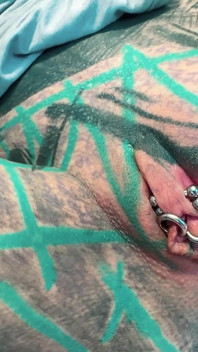 Seksowna wytatuowana dziewczyna dreadhead zerżnięta i pokryta spermą na osobności