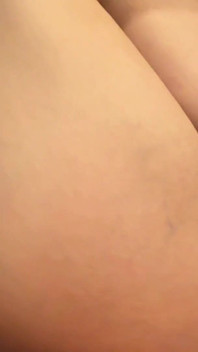 Während der typ spielt, ficke ich seine freundin und fülle ihre muschi mit sperma