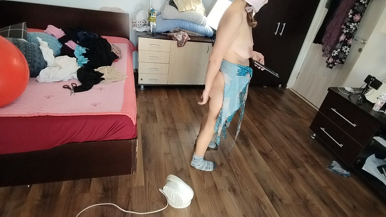 Mirsur: Seksi esmer kıyafet denerken eğleniyor. Seksi anne evin etrafında çıplak dans...