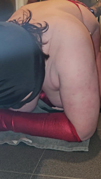 Une BBW à gros nichons fume avec un gros cul donnée à l'employé de son mari pour baiser