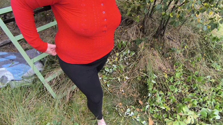 Bouncy Tits Action: Дупу і цицьки шльопають у лісі