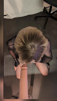 POV ดูดควย กลืนลึก สาวผมทองใส่บูท ถุงน่องตาข่าย เอวคอร์เซ็ต และชุด PVC สีแดง