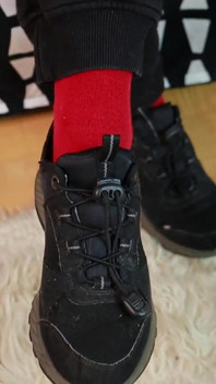 Zapatillas gastadas, calcetines rojos y medias de nylon transparentes - provocación de pies casual
