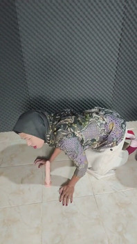 Hijab Tranny Ass Getting Big Dildo Inside
