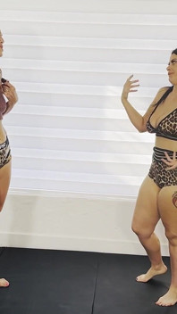 Nadia White kalp masajı yaparak Andi Wild'ı kurtarıyor