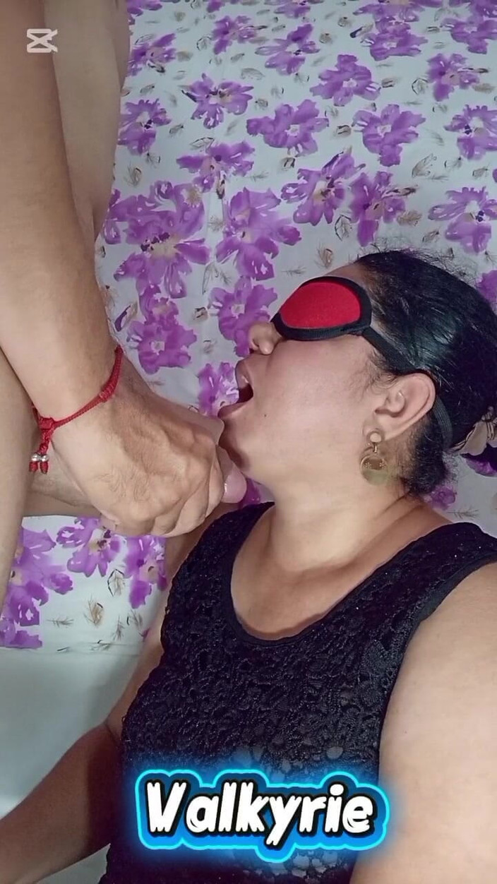 Valkyrie Blowjob and Deepthroat: Domácí orální sex s maskou na oči