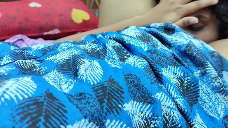 Vaigavarun45: 继母和继子趁老婆不在家的时候热辣做爱，马来亚继母和继子在卧室里激情做爱