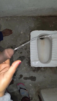 Desi Bhabhi Trzyma penisa przyrodniego brata i sprawia, że sika i sika się