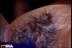 Kings Of Fetish: Zrzka Midget stříká po šukání s velkým straponem Její tetovaný otrok