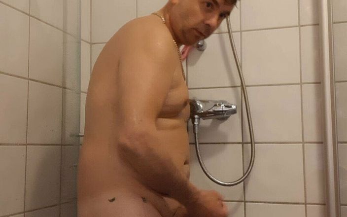 Porn solo: 用小鸡巴在淋浴时快速乐趣