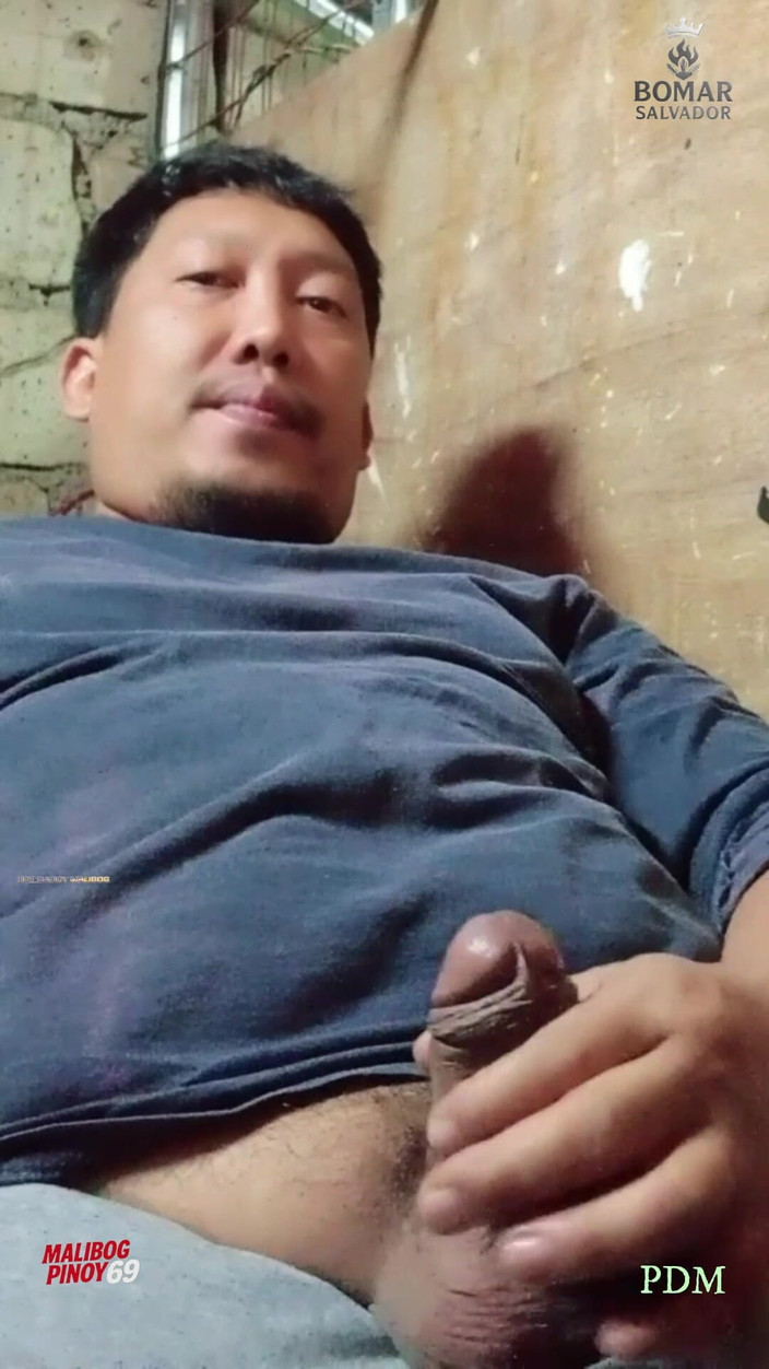 pinoy malibog: ぽっちゃりしたパパが太いチンコで遊ぶ