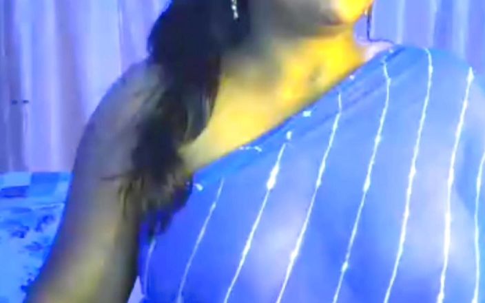 HotGirl21: 热辣的印度性感村姑在洗澡前挤奶，喜欢跳舞时撒尿，玩得开心，然后洗澡。