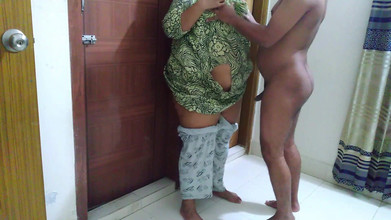 Aria Mia: Muçulmana milf fodida por enteado porque ela estava jantando quente...