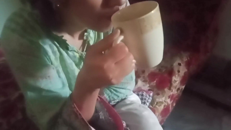SHAKRATASNEEM: Une demi-sœur desi baise avec son demi-frère