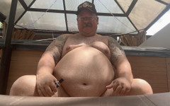 Hand-Free-Daddy-Chub: Nejlepší přítel je nahý a stříká při zvedání váhy, zatímco...