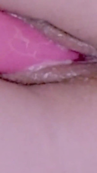 เครื่องสั่นในหีน้ำเงี่ยนของแม่เลี้ยง ทำให้เธอแตกน้ำพุ่ง
