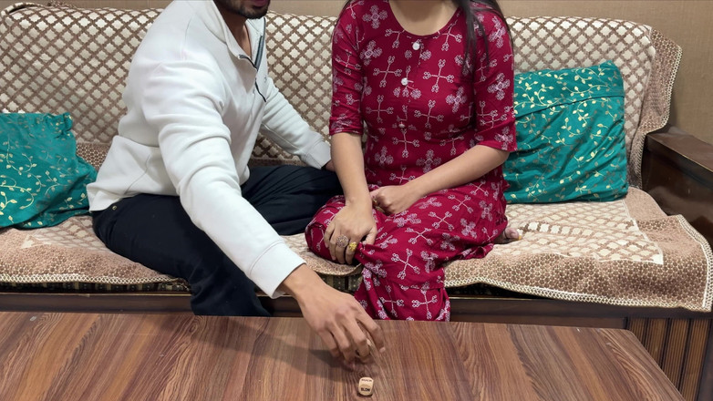 Hornycouple149: Sora vitregă și-a pierdut pizda într-un joc cu zaruri