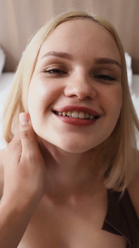 Pov: huấn luyện viên có kinh nghiệm biết cách đưa khách hàng nhỏ nhắn của mình từ ngồi xổm lên giường để lấp đầy miệng của cô ấy với tinh