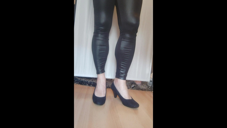 Nattalie Trans: Quần legging da giả màu đen và giày cao gót