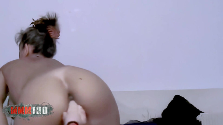 MMM100: Delfynn delage婊子在沙发上玩得很开心