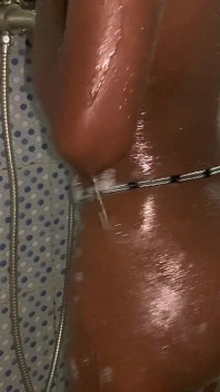 Sexy drobná ebenová holka si užívá sólo okamžiku v koupelně hladí její malá prsa