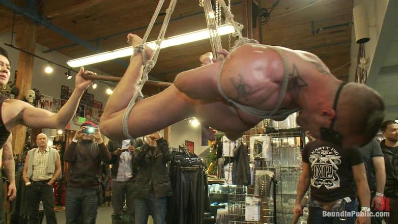 Bound in public: Jessie Colter recebe gang banged na Loja de Couro Mr....