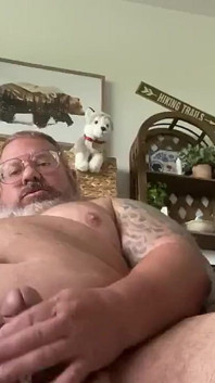 Dominujący gigantyczny ojczym góruje nad tobą i prawie krokuje na ciebie