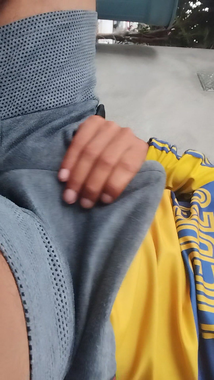 AlexAlejandro13: 男人兴奋地在衣服下手淫