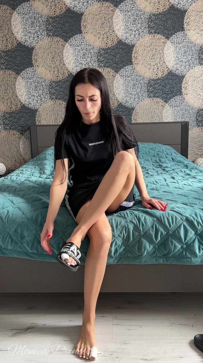 Princess Monica: Fetish Kaki, Menyentuh Kaki