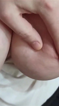 Stringì le sue grandi tette e si infila nei suoi dolci buchi