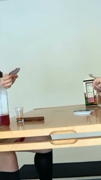 Forfeit Permainan Kad - Si rambut coklat bercermin mata menjilat loser di atas meja