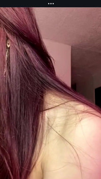 Latina ruiva com uma figura magra é dominada por seus fãs em público
