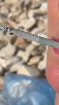 Fumer des cigarettes sur la plage