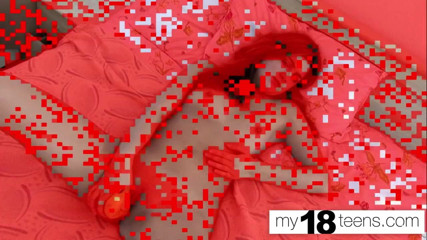 My 18 Teens: 18 genç kızım - kız muzla mastürbasyon yapıyor ve orgazm yakın çekim