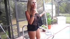 Nasty Girlfriends: Čištění bazénu v Daisy Dukes a CFM podpatcích