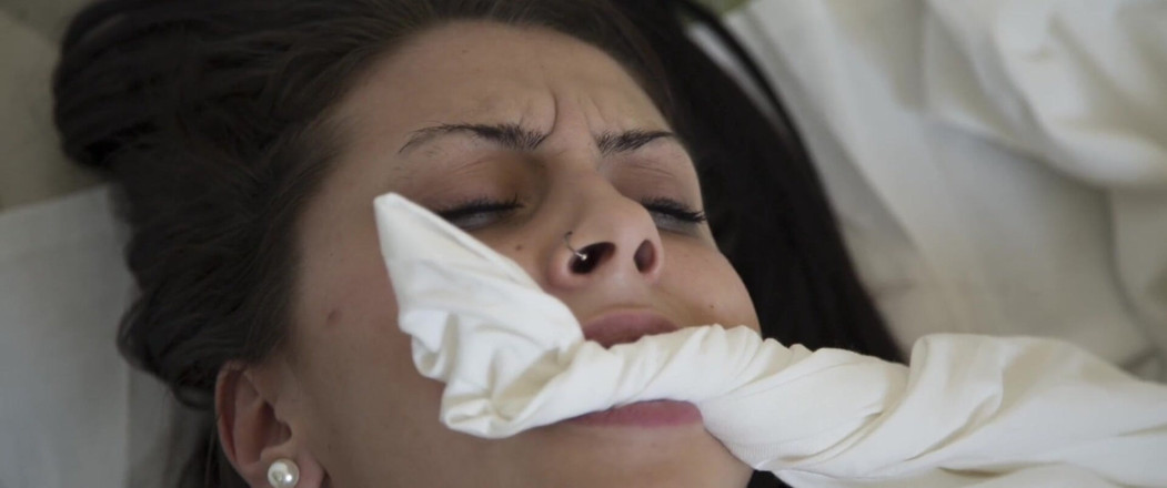 Verso Cinema: Acțiune cu cearșafuri cu gagică cu țâțe mici tatuate