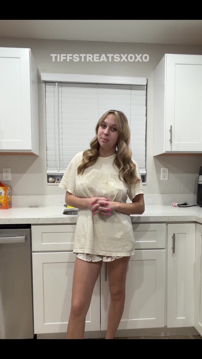 Tiffstreatsxoxo: Fully Nude Sink Pee!!