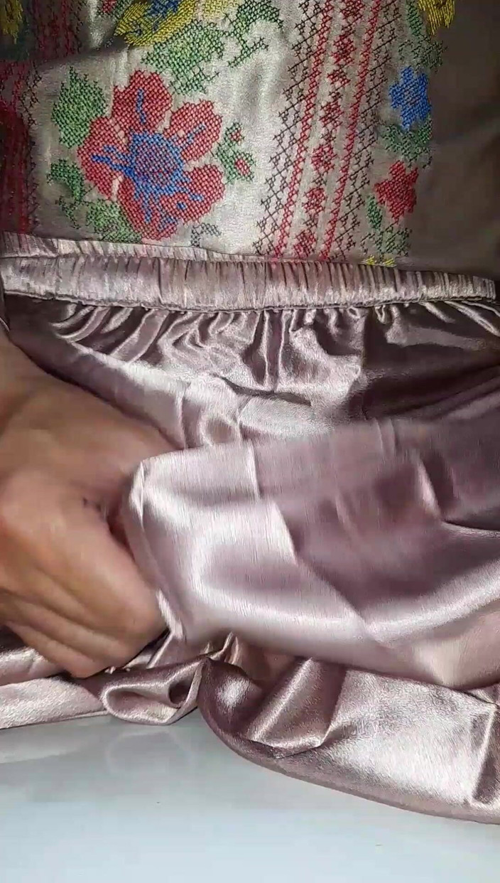 Naomisinka: Crossdresser con satén en la masturbación