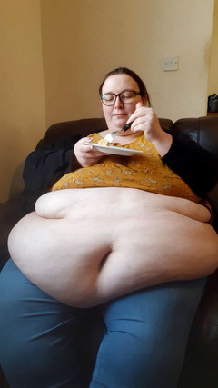 SSBBWLadyBrads: SSBBW jí koláč s vytaženým břichem