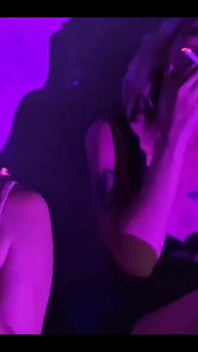Candy crush, la regina Kimi, von poison e luna olvr fumano con i loro piedi, si spogliano e baciano