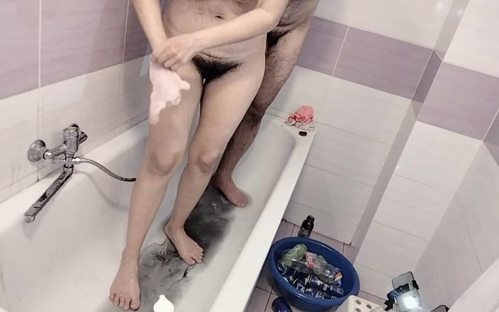 Mirsur: 목욕하는 아마추어 커플, 털이 무성한 보지의 아내, 큰 엉덩이, 거유.